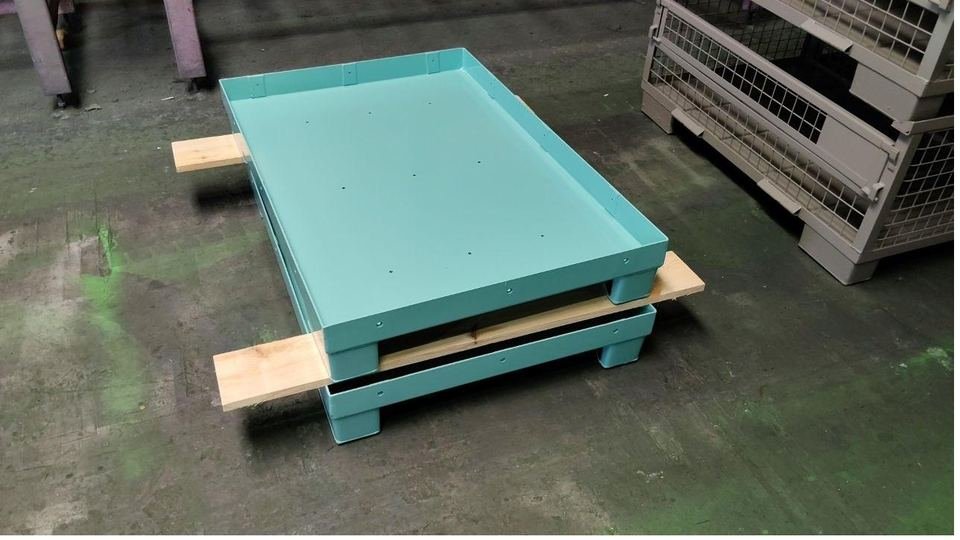 Steel pallets and stacking trays